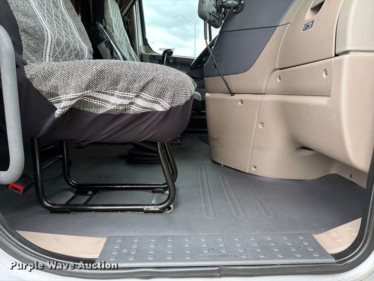 image for item FT8001 2015 Freightliner Cascadia semi truck