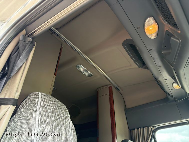 image for item FT8001 2015 Freightliner Cascadia semi truck