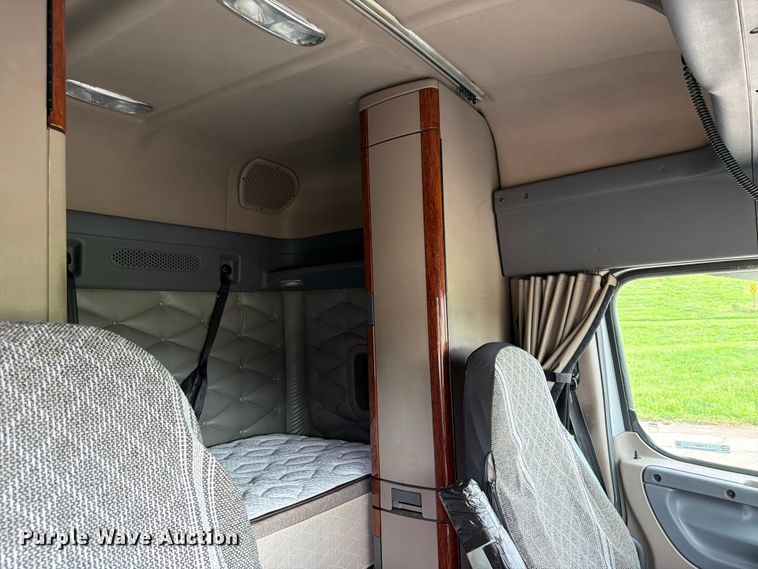 image for item FT8001 2015 Freightliner Cascadia semi truck