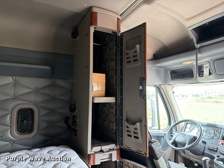 image for item FT8001 2015 Freightliner Cascadia semi truck