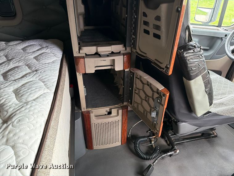 image for item FT8001 2015 Freightliner Cascadia semi truck