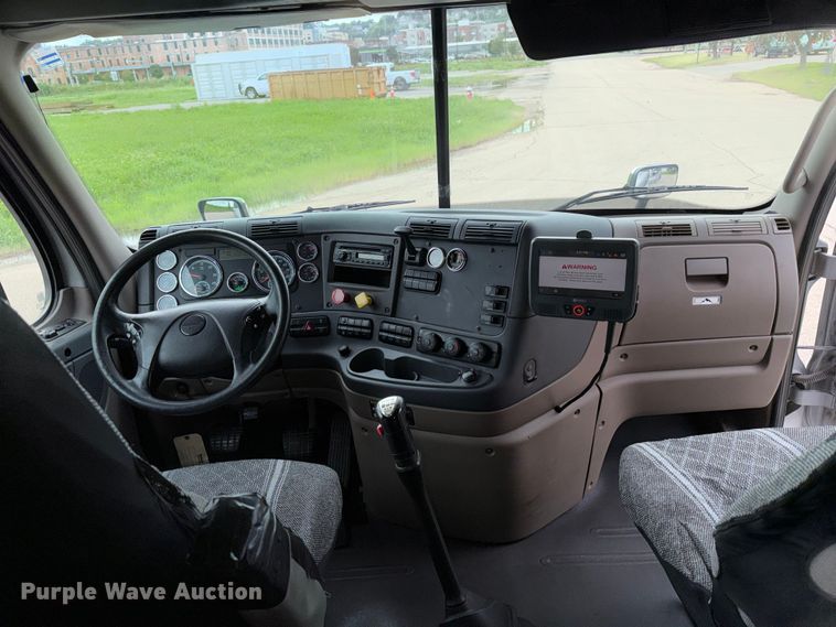 image for item FT8001 2015 Freightliner Cascadia semi truck