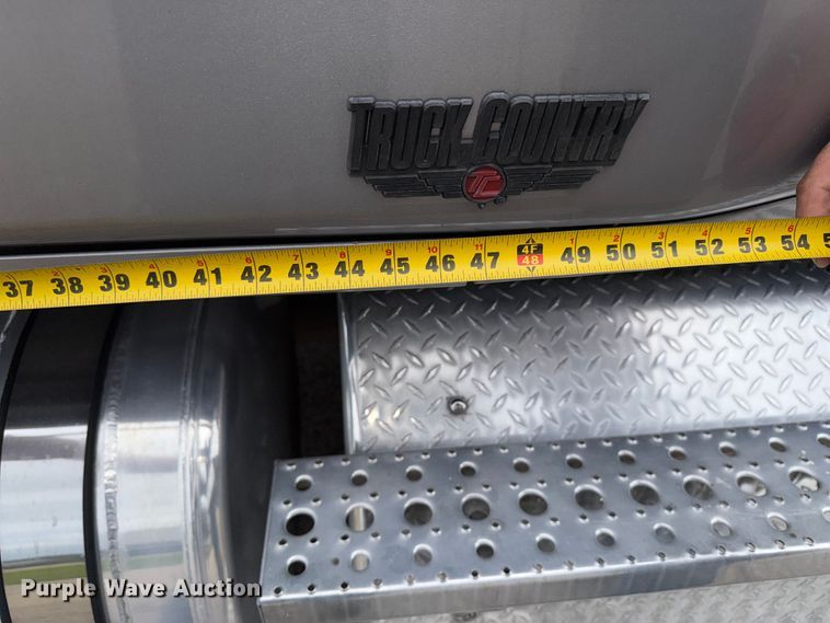 image for item FT8001 2015 Freightliner Cascadia semi truck