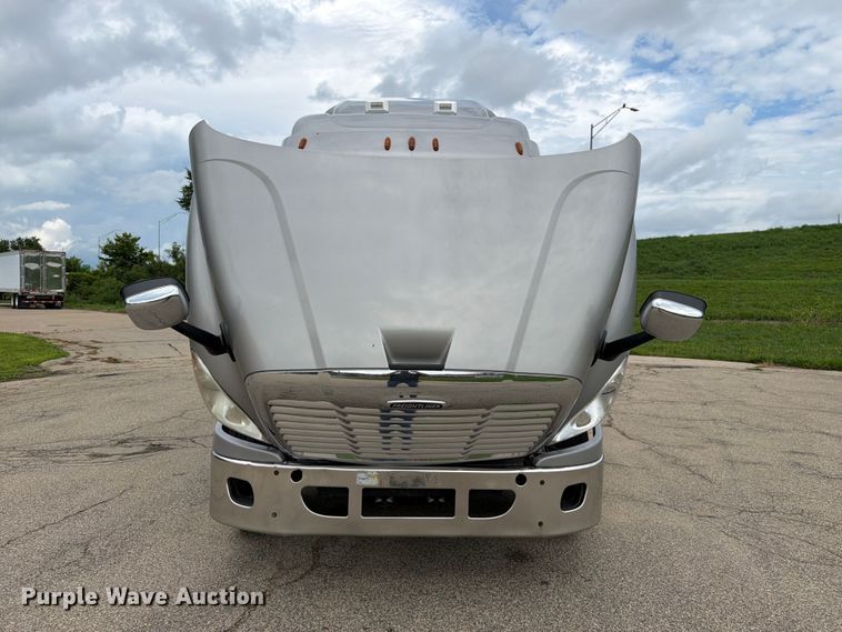 image for item FT8001 2015 Freightliner Cascadia semi truck