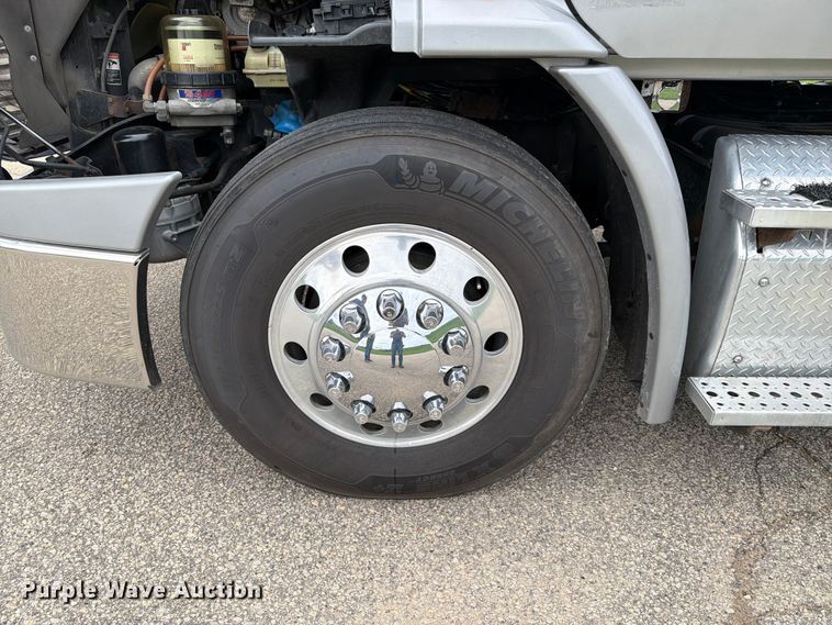image for item FT8001 2015 Freightliner Cascadia semi truck
