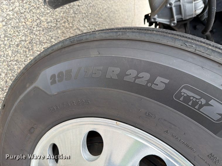 image for item FT8001 2015 Freightliner Cascadia semi truck