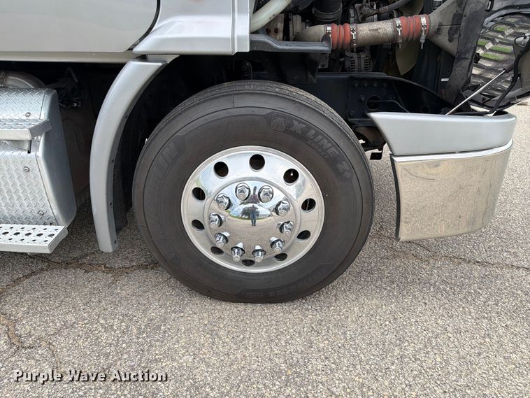 image for item FT8001 2015 Freightliner Cascadia semi truck
