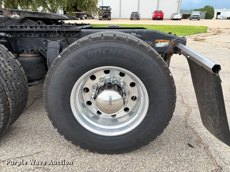 image for item FT8001 2015 Freightliner Cascadia semi truck