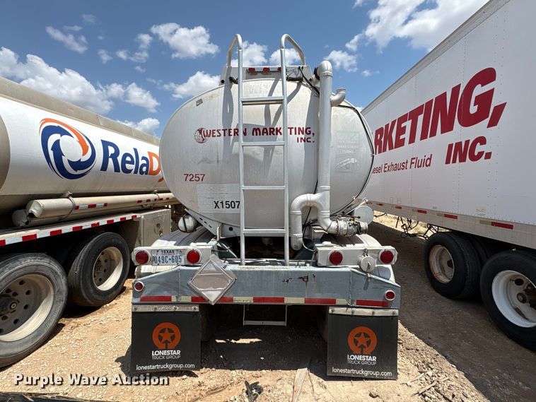 image for item JM9394 1980 Heil fuel trailer