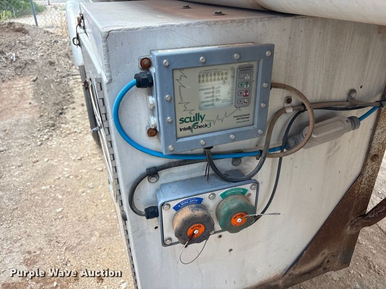 image for item JM9394 1980 Heil fuel trailer