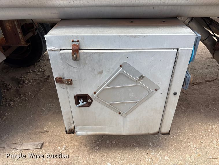 image for item JM9394 1980 Heil fuel trailer