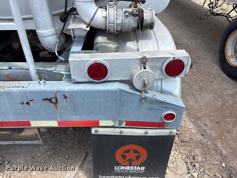 image for item JM9394 1980 Heil fuel trailer
