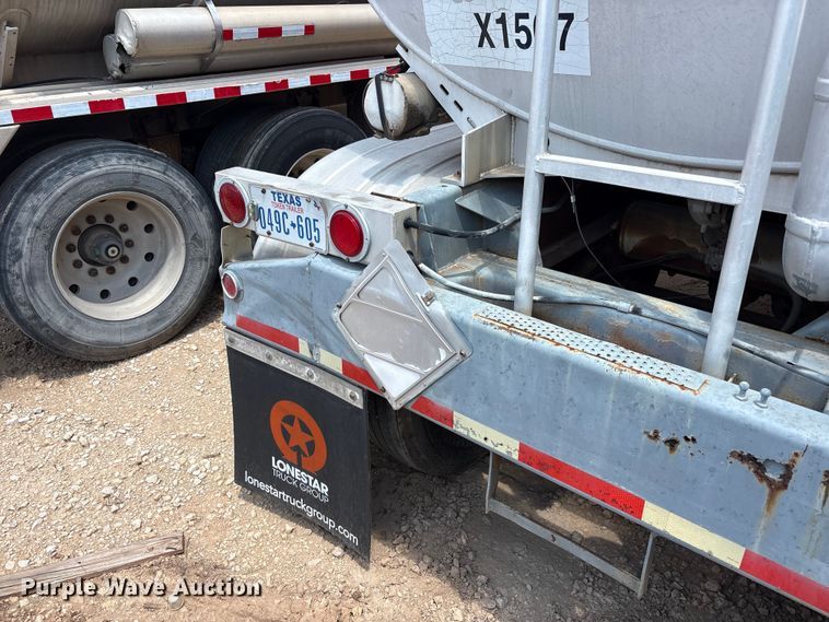 image for item JM9394 1980 Heil fuel trailer