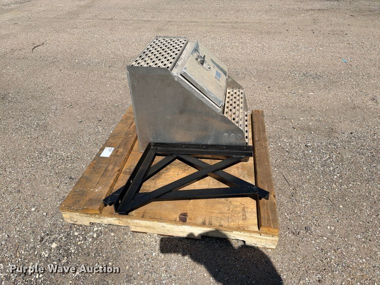 image for item MQ9149 Merrit Saddle Box 