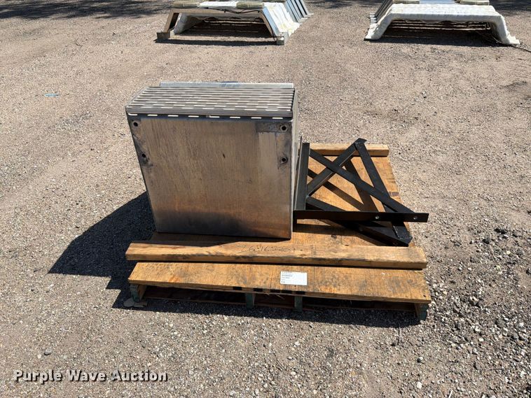 image for item MQ9149 Merrit Saddle Box 
