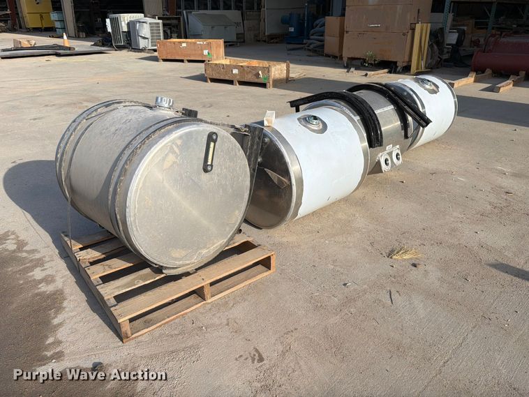 image for item MZ9960 (4) hydraulic fluid tanks