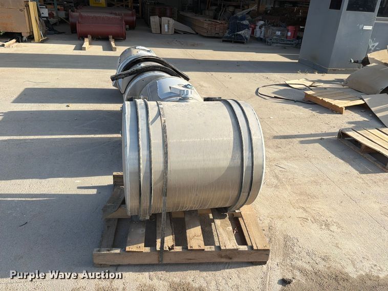 image for item MZ9960 (4) hydraulic fluid tanks