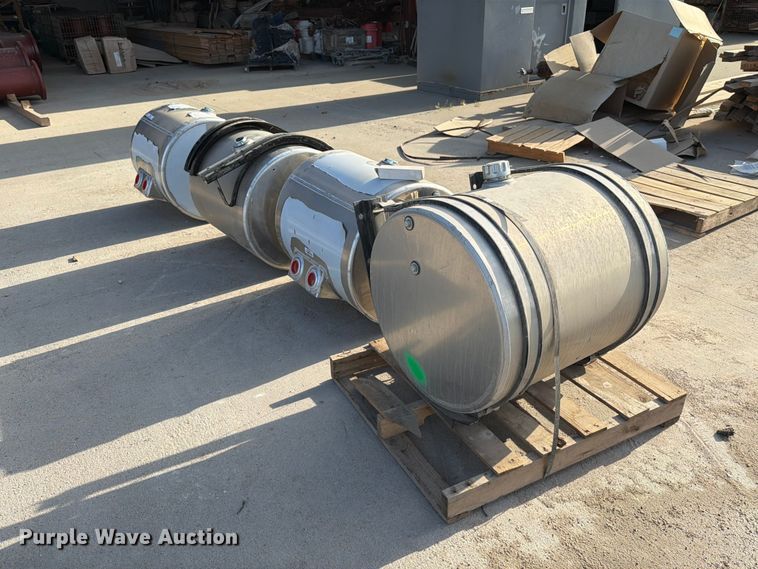 image for item MZ9960 (4) hydraulic fluid tanks