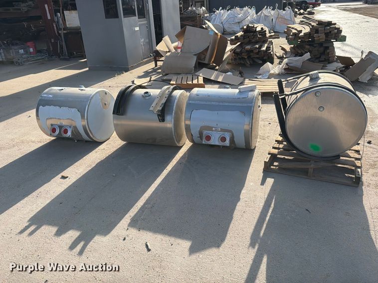 image for item MZ9960 (4) hydraulic fluid tanks