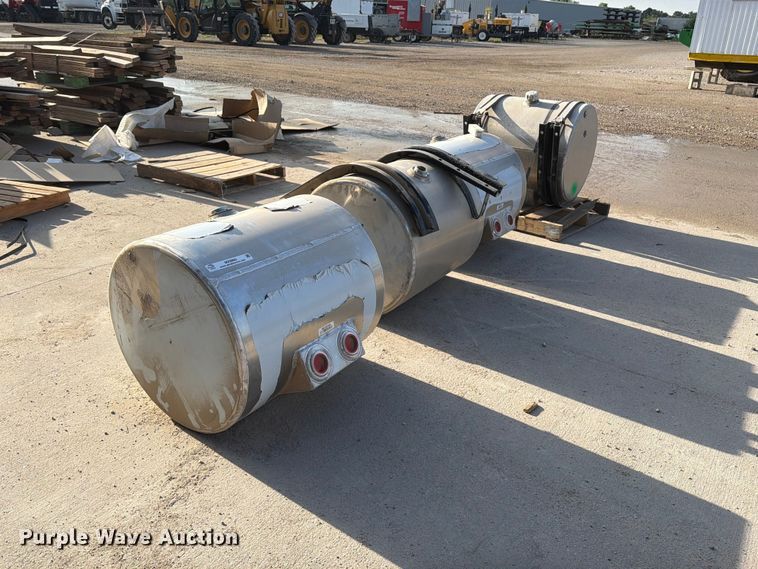 image for item MZ9960 (4) hydraulic fluid tanks
