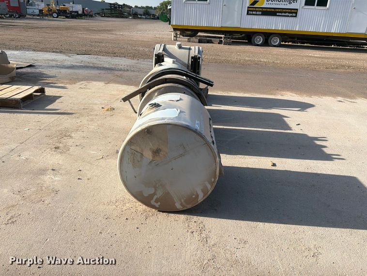 image for item MZ9960 (4) hydraulic fluid tanks