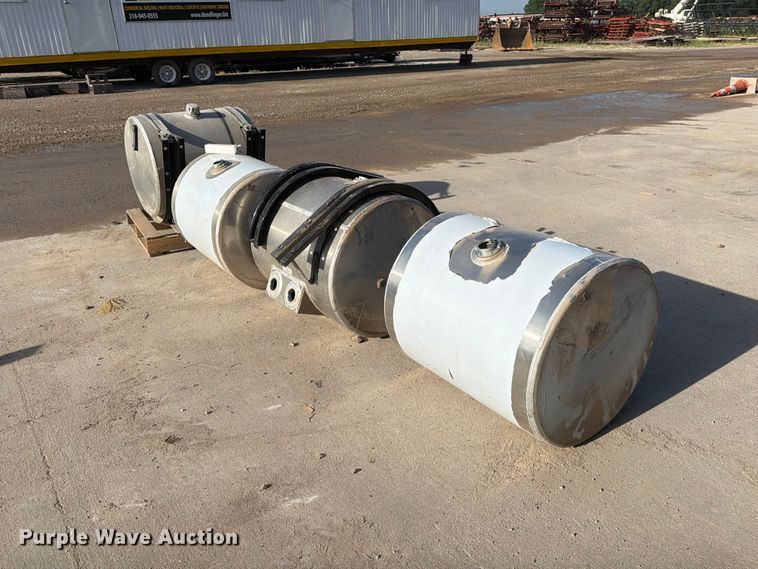 image for item MZ9960 (4) hydraulic fluid tanks
