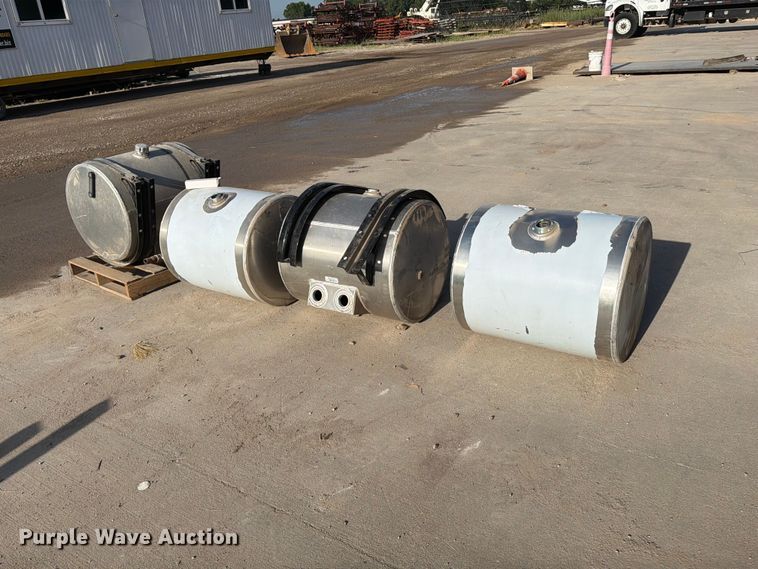 image for item MZ9960 (4) hydraulic fluid tanks