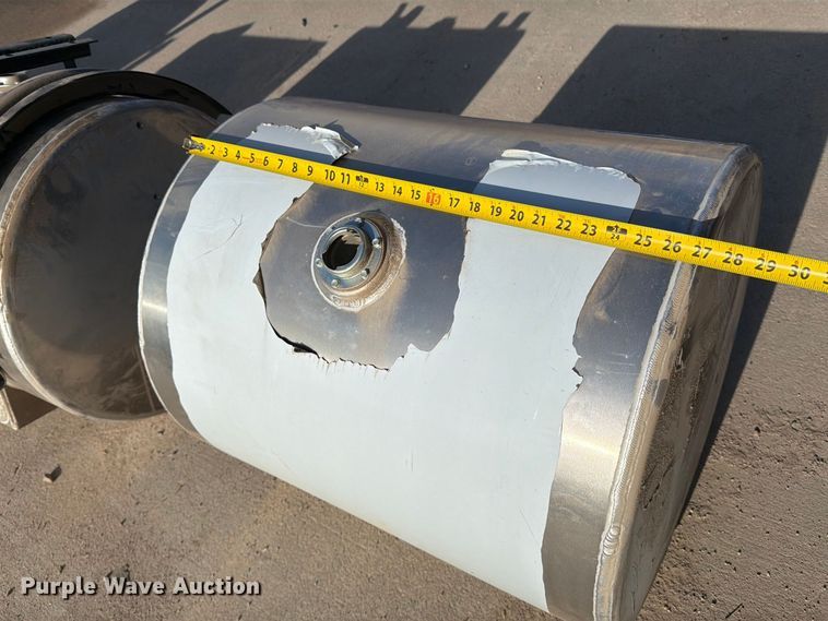 image for item MZ9960 (4) hydraulic fluid tanks