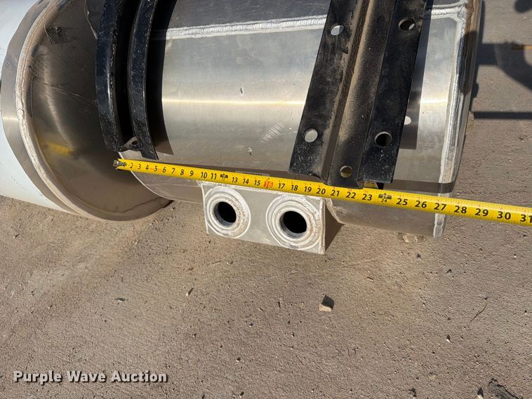 image for item MZ9960 (4) hydraulic fluid tanks