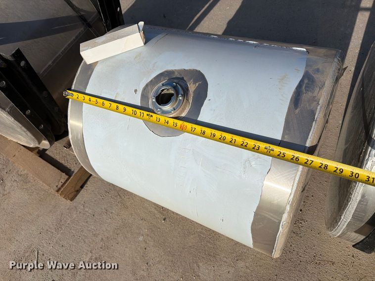 image for item MZ9960 (4) hydraulic fluid tanks
