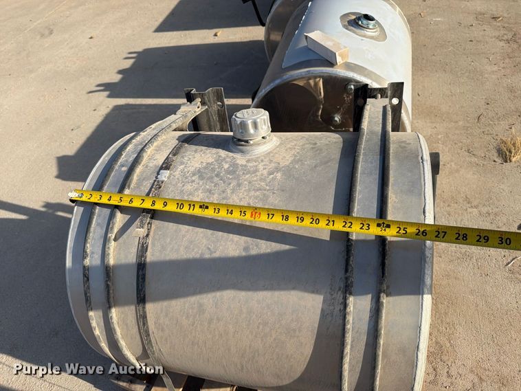 image for item MZ9960 (4) hydraulic fluid tanks