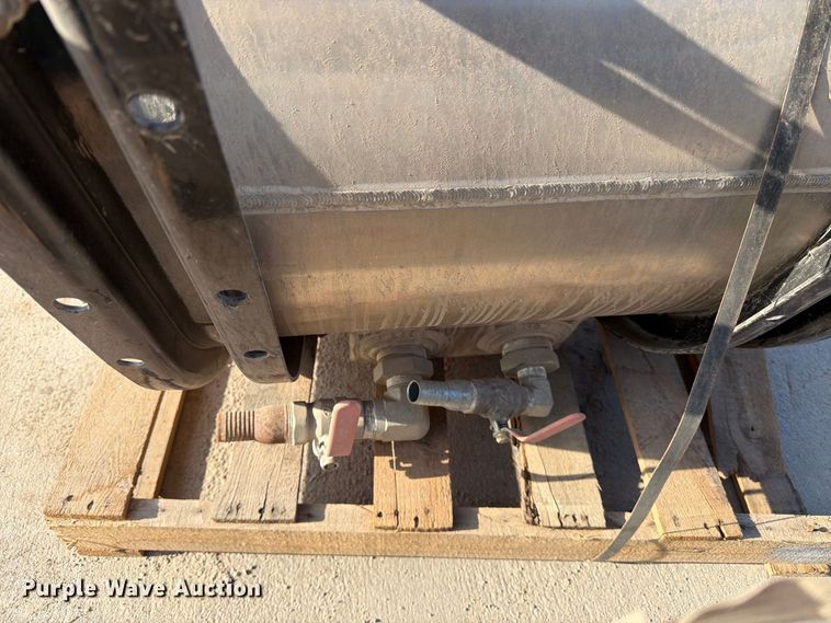 image for item MZ9960 (4) hydraulic fluid tanks