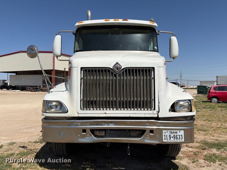 image for item NC9837 2002 International 9200i semi truck