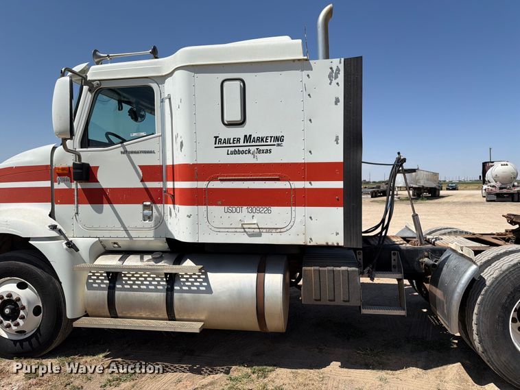 image for item NC9837 2002 International 9200i semi truck