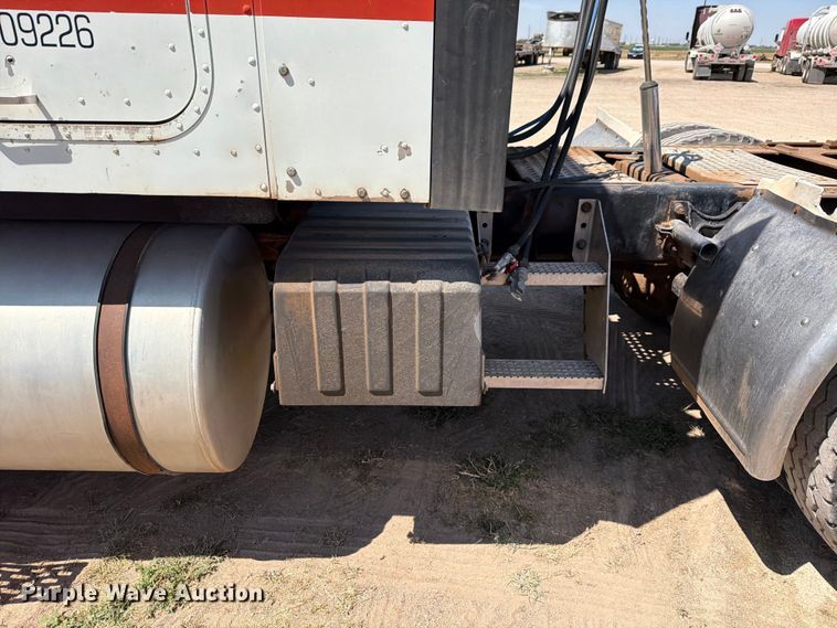 image for item NC9837 2002 International 9200i semi truck
