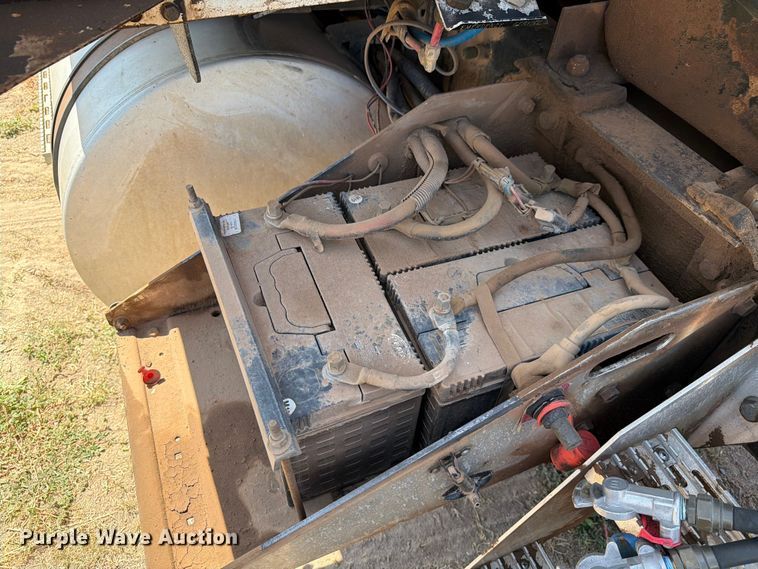 image for item NC9837 2002 International 9200i semi truck
