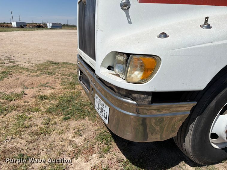 image for item NC9837 2002 International 9200i semi truck