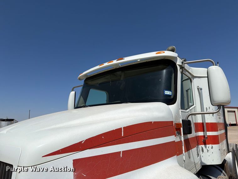 image for item NC9837 2002 International 9200i semi truck