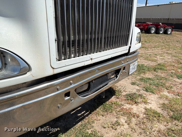 image for item NC9837 2002 International 9200i semi truck