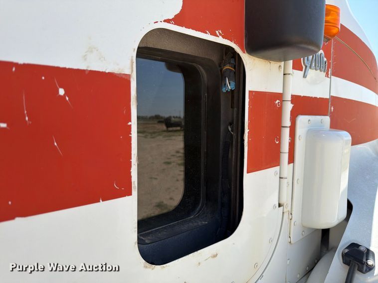 image for item NC9837 2002 International 9200i semi truck