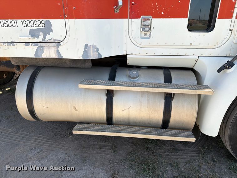 image for item NC9837 2002 International 9200i semi truck