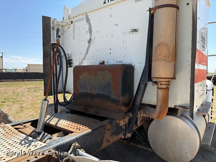 image for item NC9837 2002 International 9200i semi truck