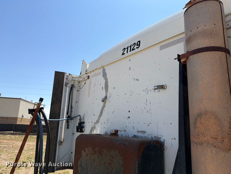 image for item NC9837 2002 International 9200i semi truck