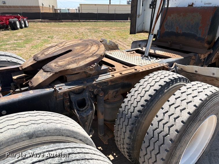 image for item NC9837 2002 International 9200i semi truck