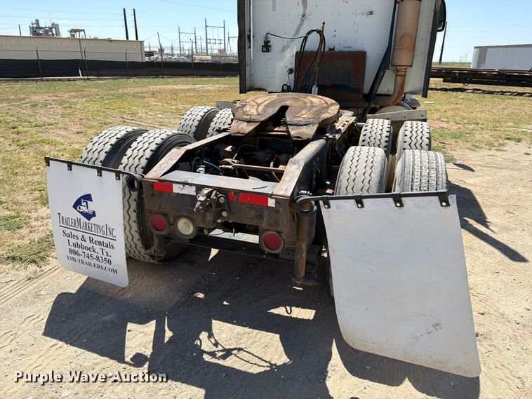 image for item NC9837 2002 International 9200i semi truck
