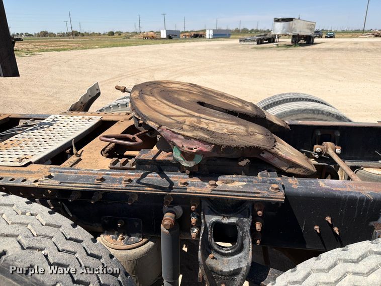 image for item NC9837 2002 International 9200i semi truck