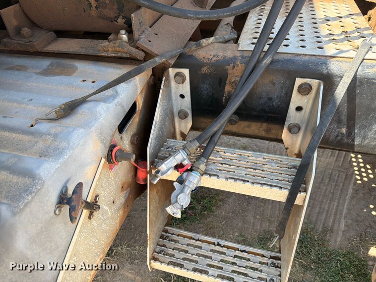 image for item NC9837 2002 International 9200i semi truck