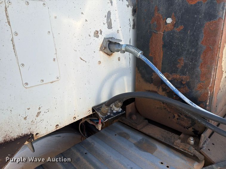 image for item NC9837 2002 International 9200i semi truck