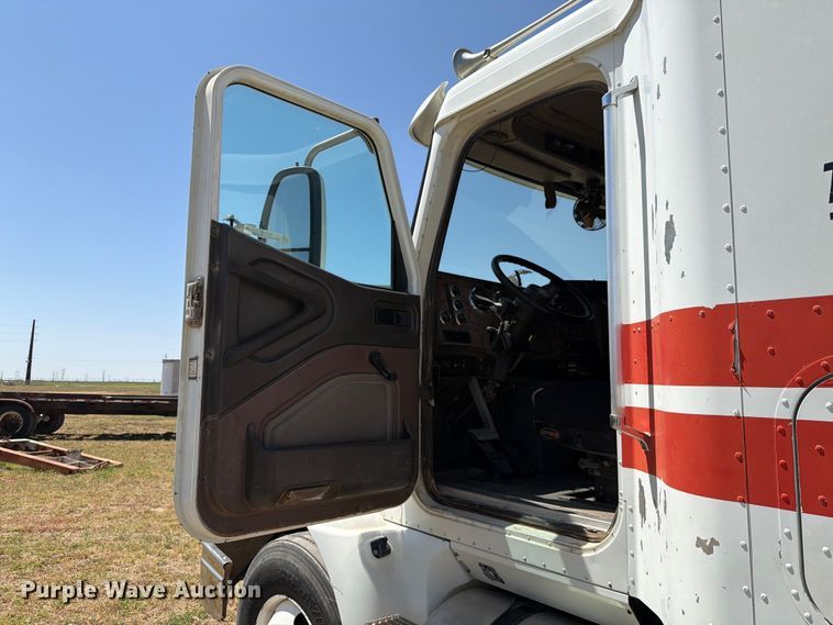 image for item NC9837 2002 International 9200i semi truck