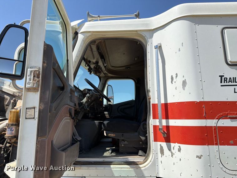 image for item NC9837 2002 International 9200i semi truck